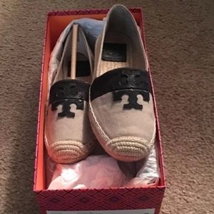 Hardly worn Tory Burch flats size 6